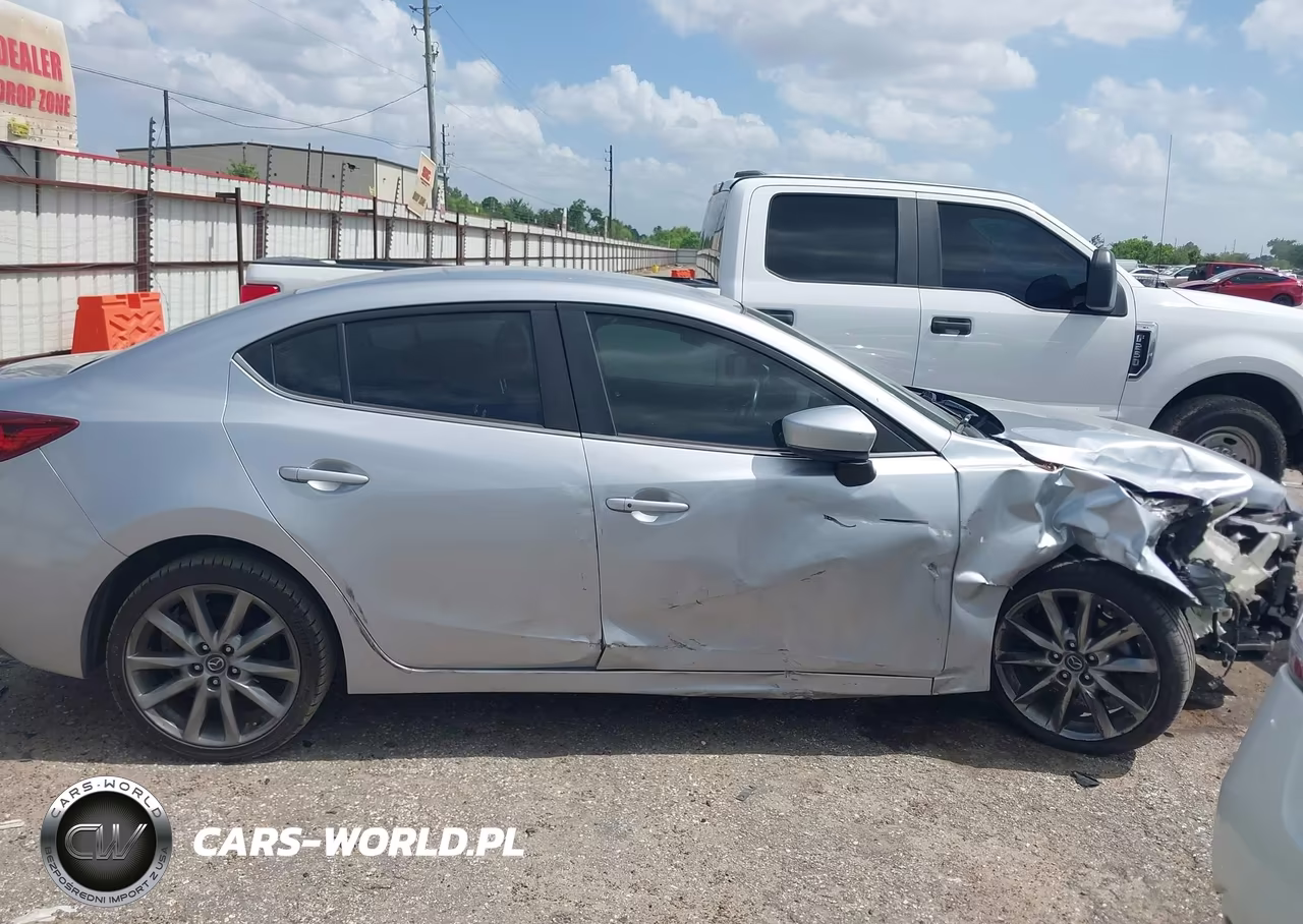 2018 Mazda Mazda3 Touring VIN:3MZBN1V32JM180015 - 13