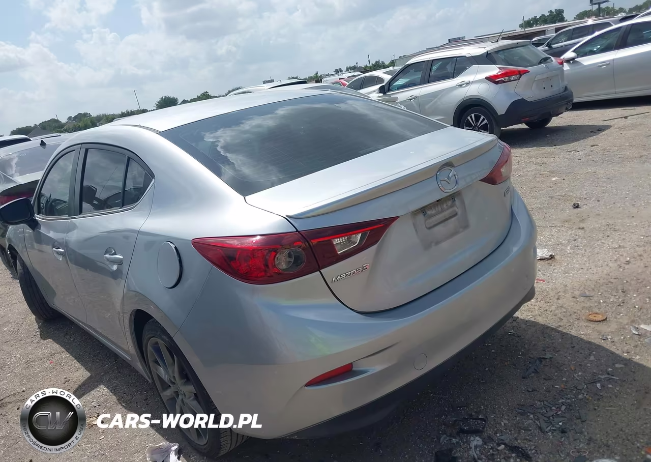 2018 Mazda Mazda3 Touring VIN:3MZBN1V32JM180015 - 3