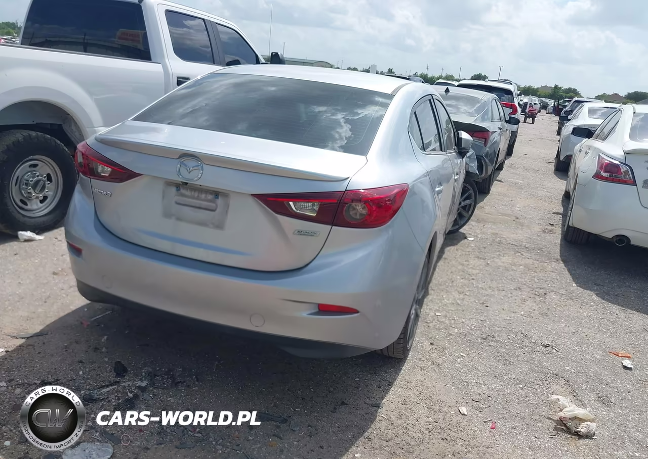 2018 Mazda Mazda3 Touring VIN:3MZBN1V32JM180015 - 4