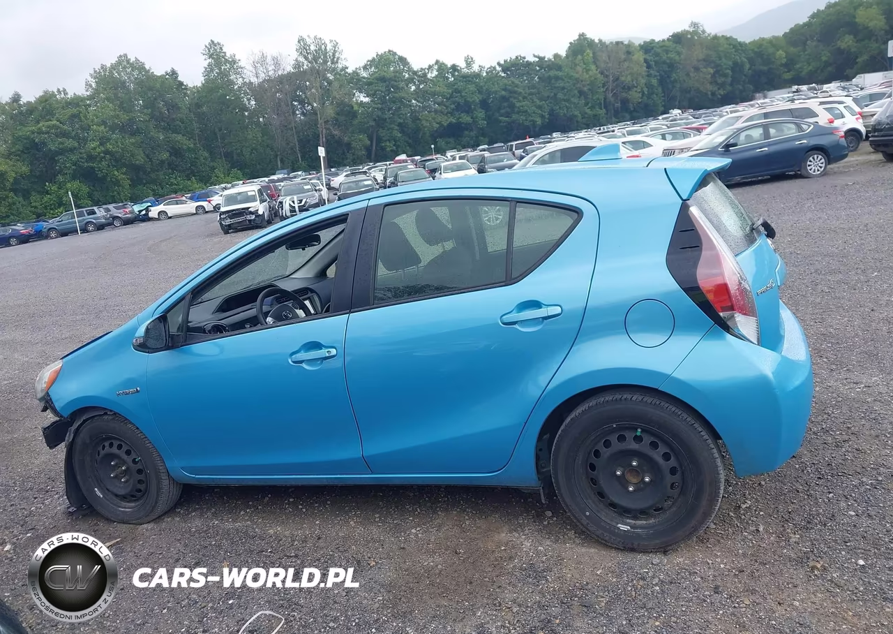 2016 Toyota Prius C Two VIN:JTDKDTB3XG1121953 - 15