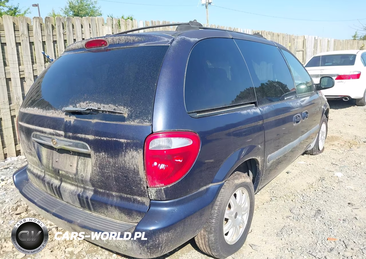 2005 Chrysler Town & Country VIN:1C4GP45R15B288017 - 4