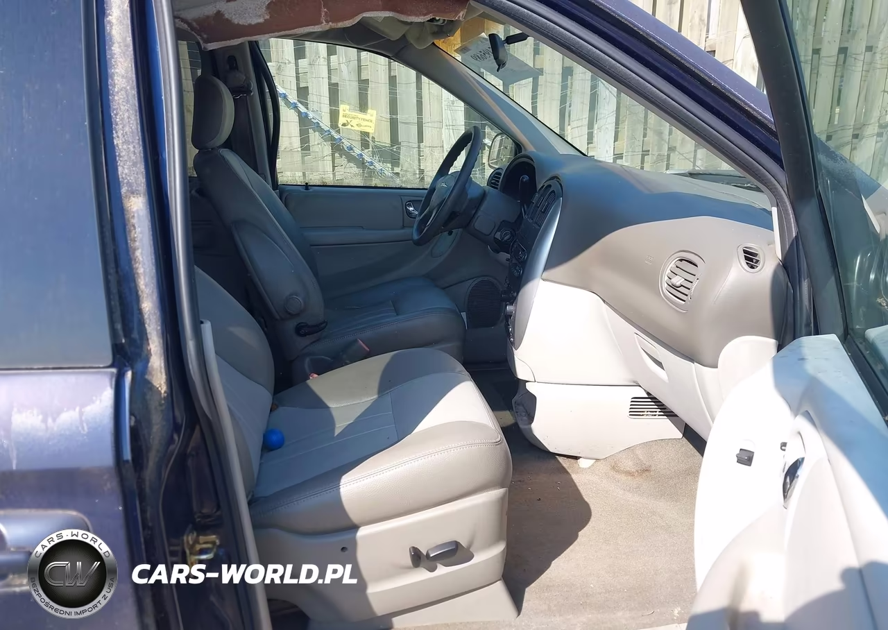 2005 Chrysler Town & Country VIN:1C4GP45R15B288017 - 5