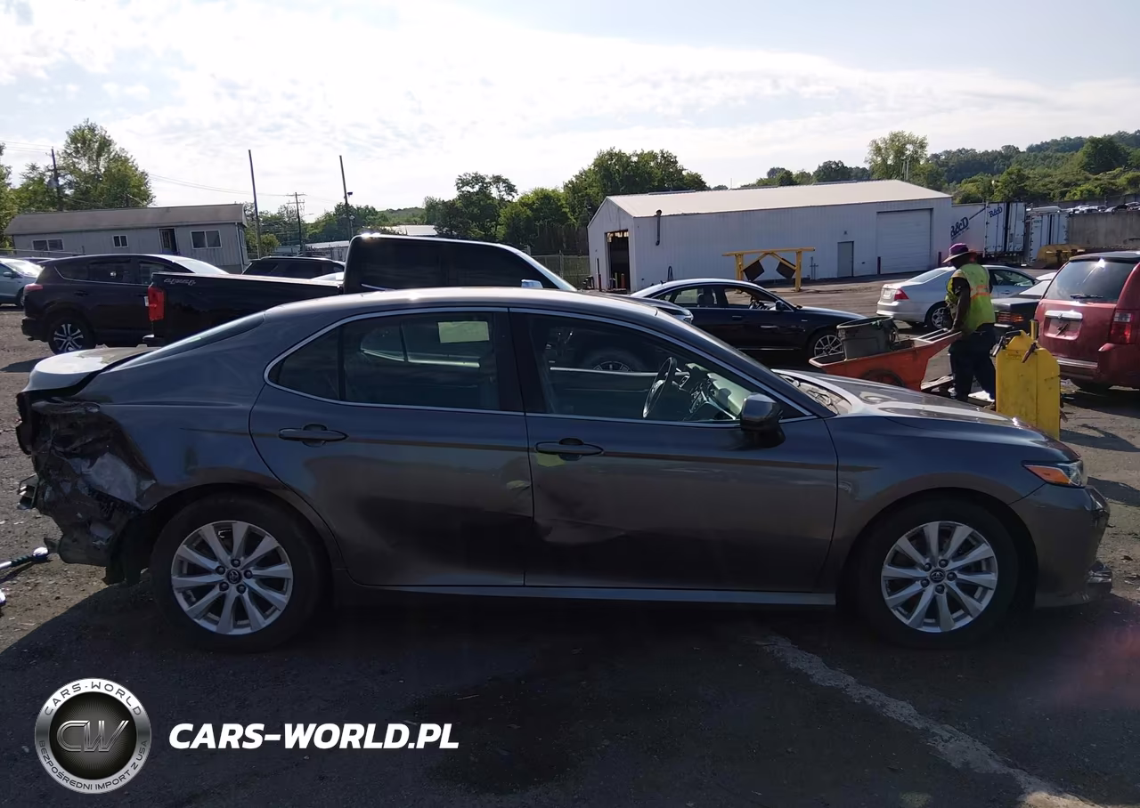 2018 Toyota Camry Le VIN:4T1B11HK2JU640265 - 13