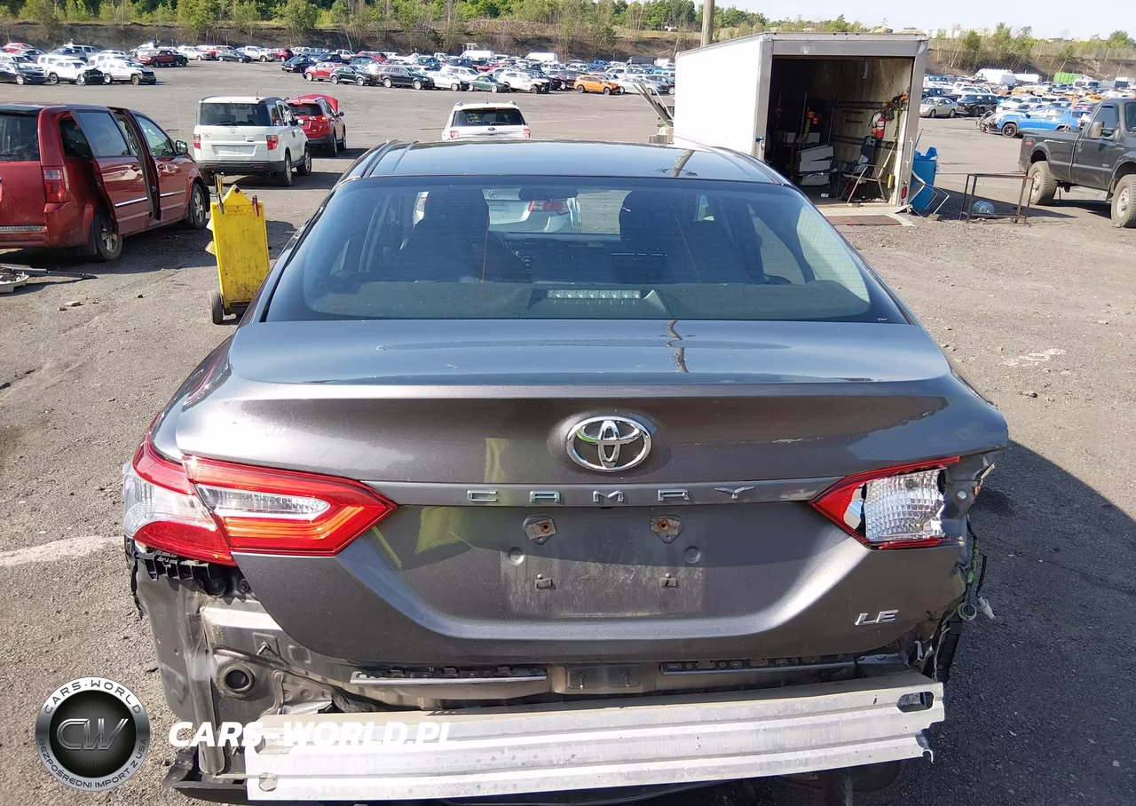 2018 Toyota Camry Le VIN:4T1B11HK2JU640265 - 16