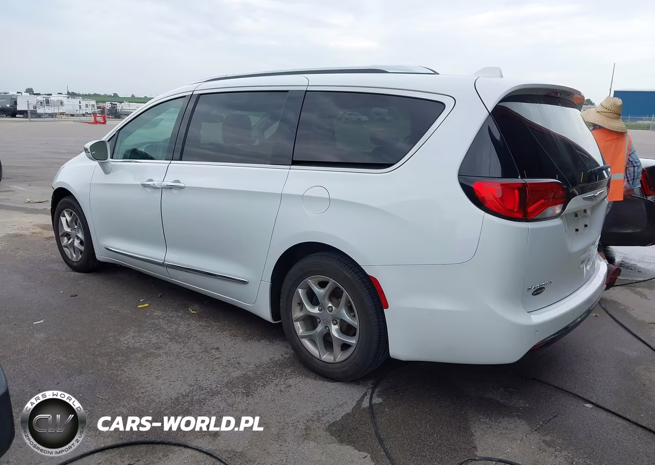 2018 Chrysler Pacifica Limited VIN:2C4RC1GG3JR232719 - 3