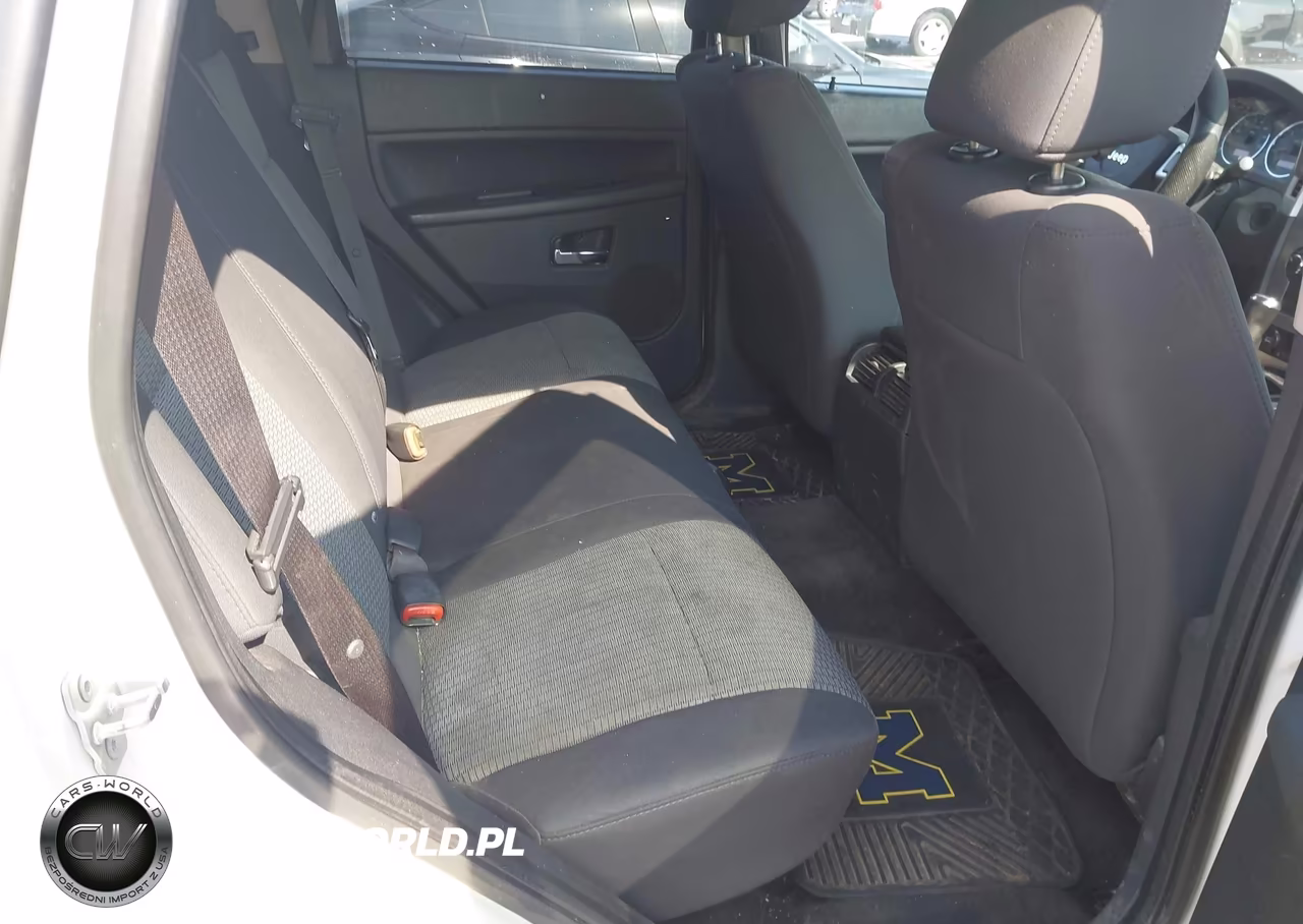 2010 Jeep Grand Cherokee Laredo VIN:1J4PS4GK1AC156422 - 8