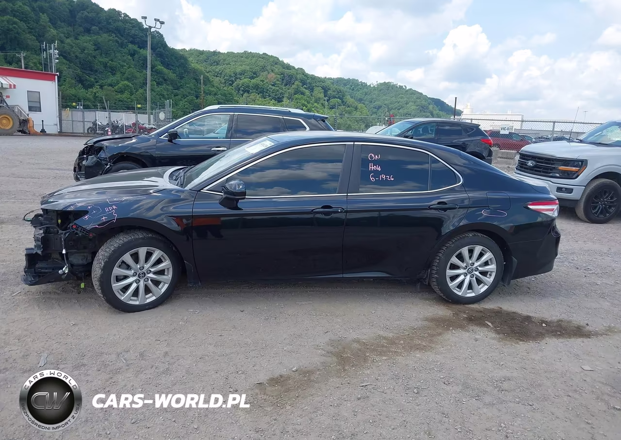 2018 Toyota Camry Le VIN:4T1B11HK3JU672433 - 15