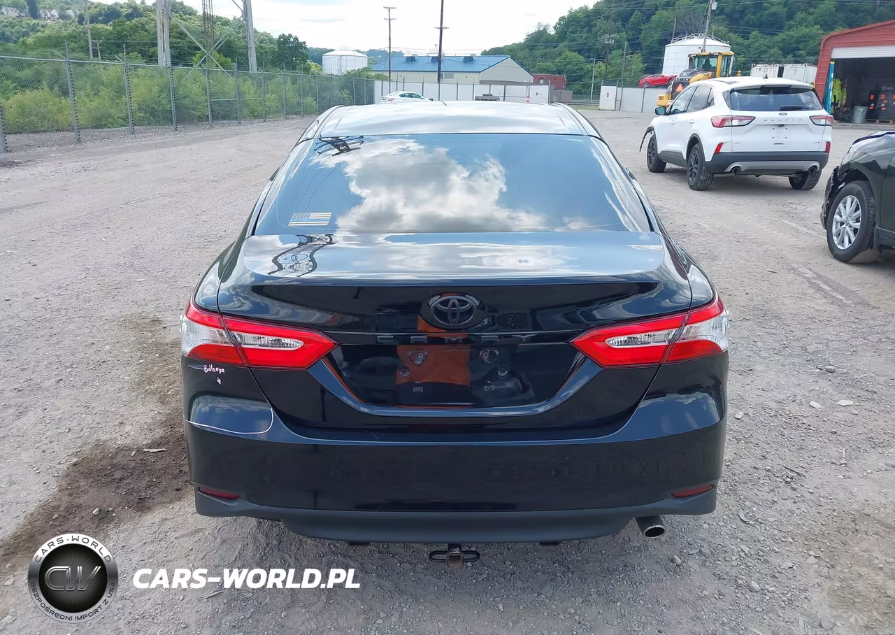 2018 Toyota Camry Le VIN:4T1B11HK3JU672433 - 17