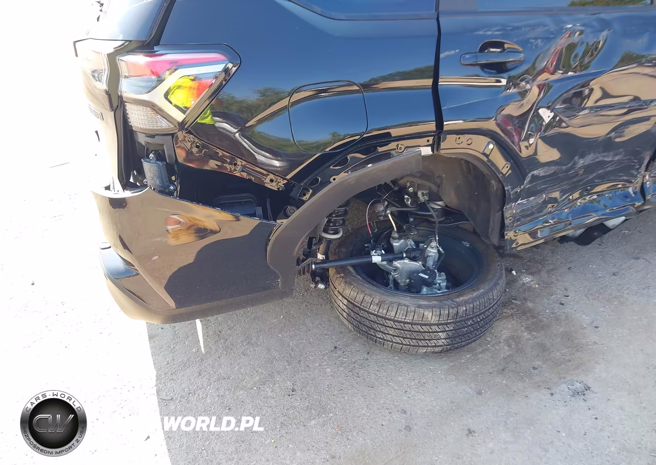 2025 Subaru Forester Touring Hybrid VIN:JF2SLSTDXSH446527 - 17