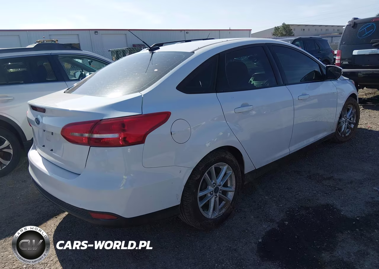 2016 Ford Focus Se VIN:1FADP3F20GL285272 - 4