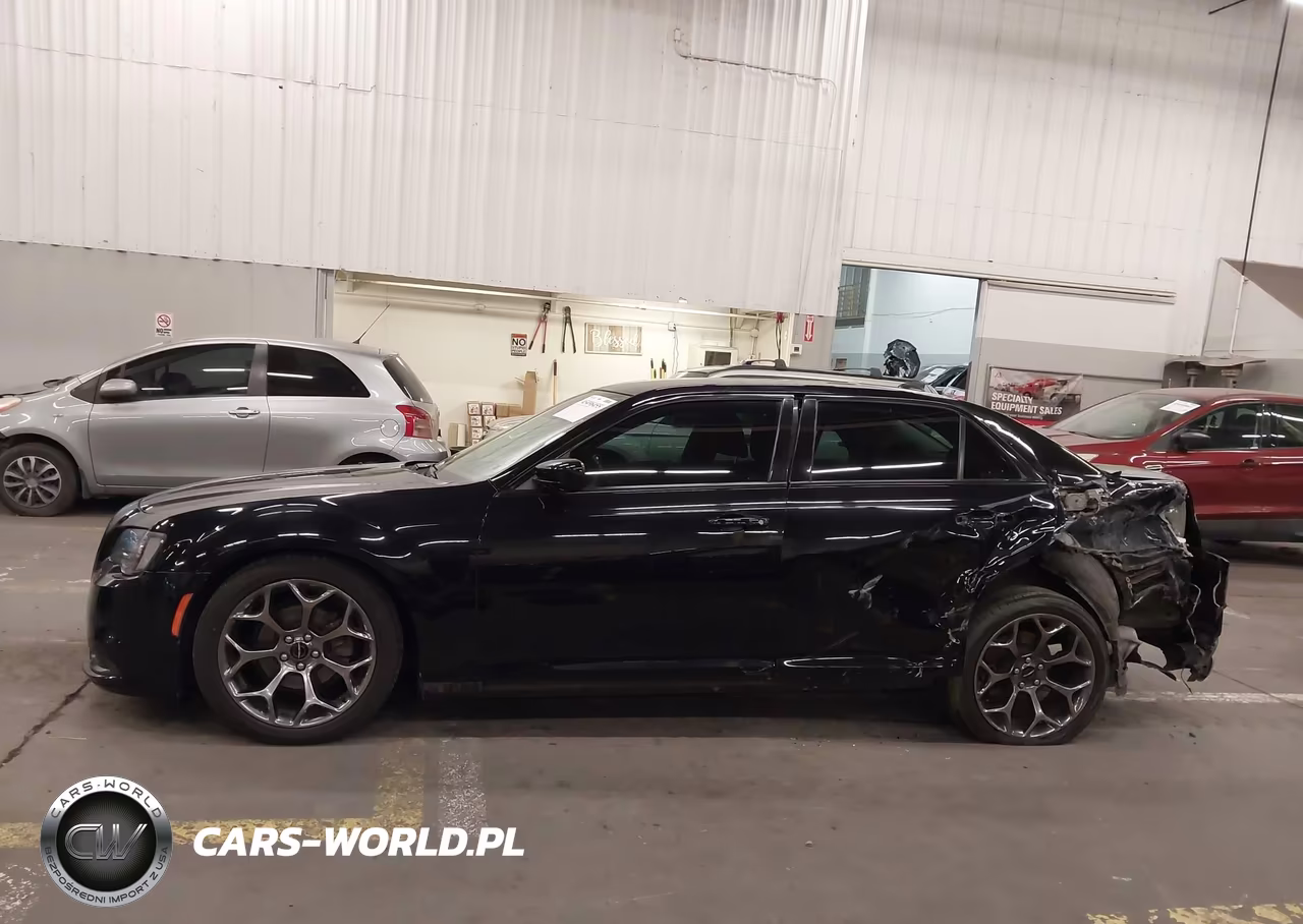 2018 Chrysler 300 Touring VIN:2C3CCAAG4JH275586 - 14
