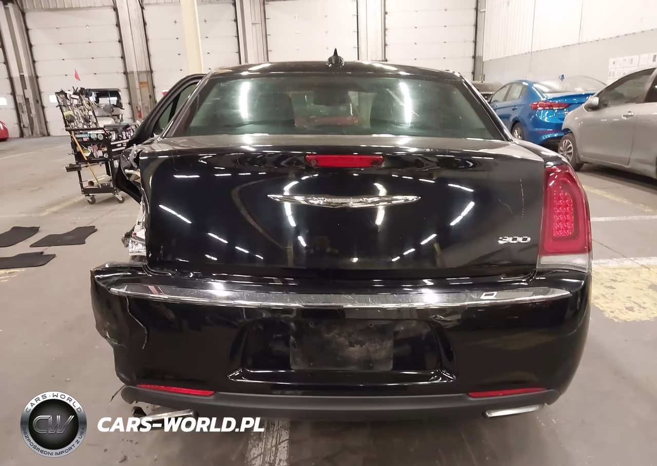 2018 Chrysler 300 Touring VIN:2C3CCAAG4JH275586 - 16