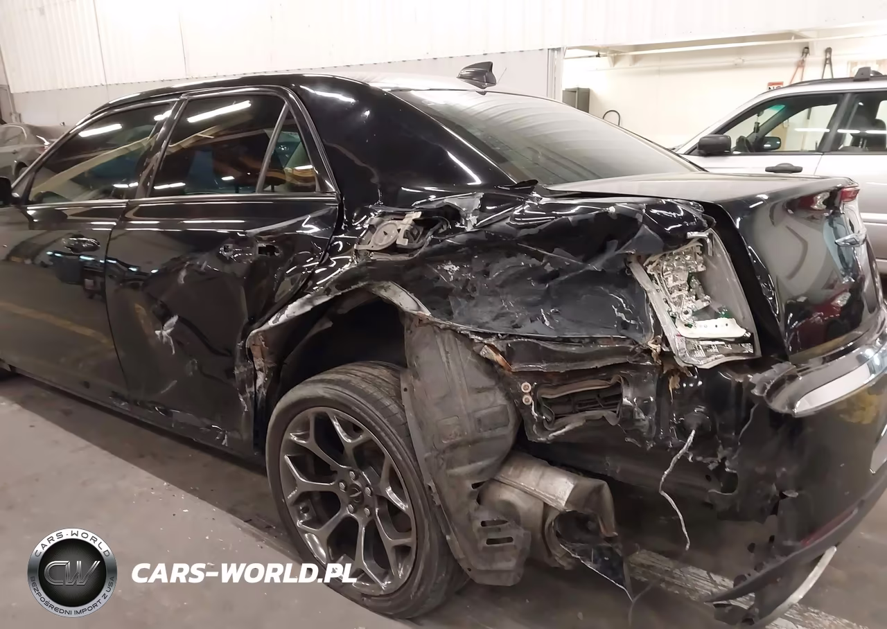 2018 Chrysler 300 Touring VIN:2C3CCAAG4JH275586 - 6