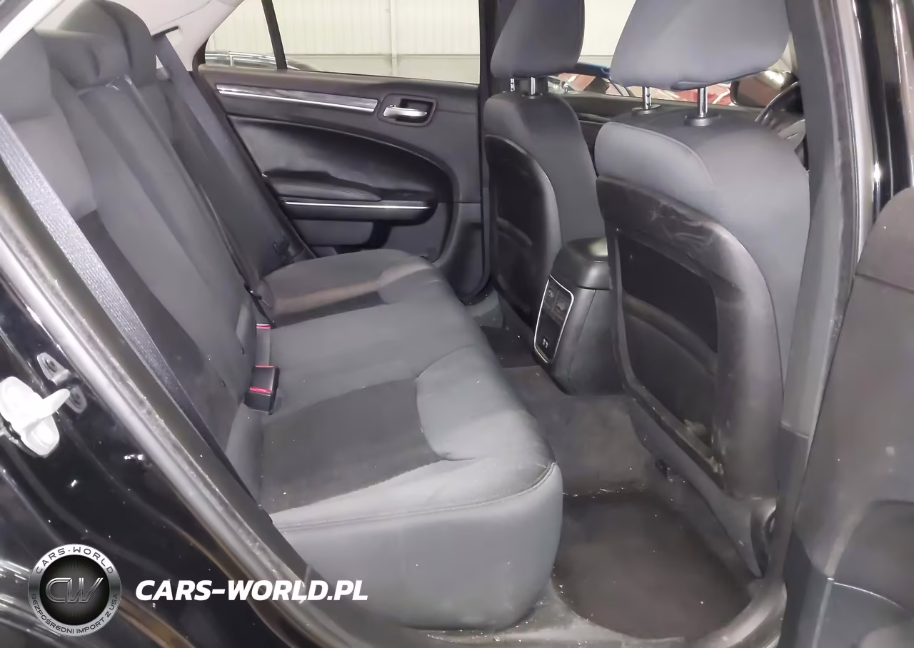 2018 Chrysler 300 Touring VIN:2C3CCAAG4JH275586 - 8