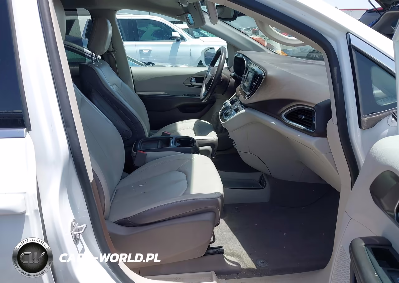 2017 Chrysler Pacifica Touring-L VIN:2C4RC1BG7HR621803 - 5