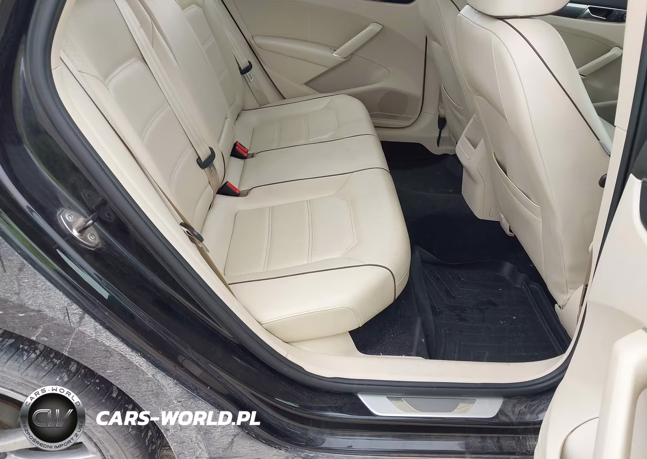 2017 Volkswagen Passat 1.8T R-Line VIN:1VWDT7A31HC080264 - 8