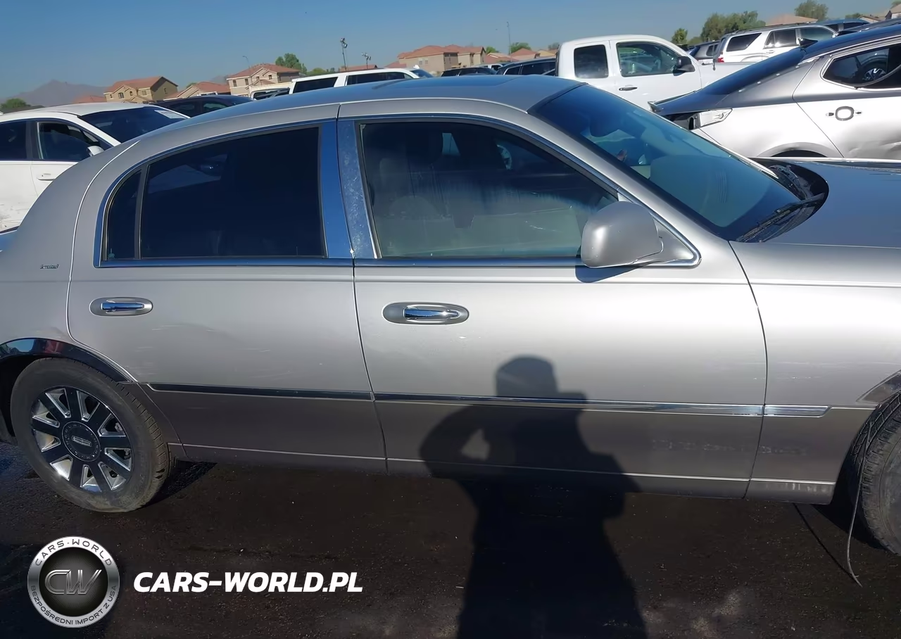 2004 Lincoln Town Car Ultimate VIN:1LNHM83W34Y649929 - 13