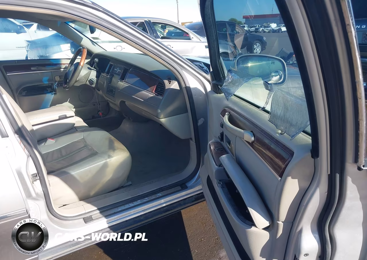 2004 Lincoln Town Car Ultimate VIN:1LNHM83W34Y649929 - 5