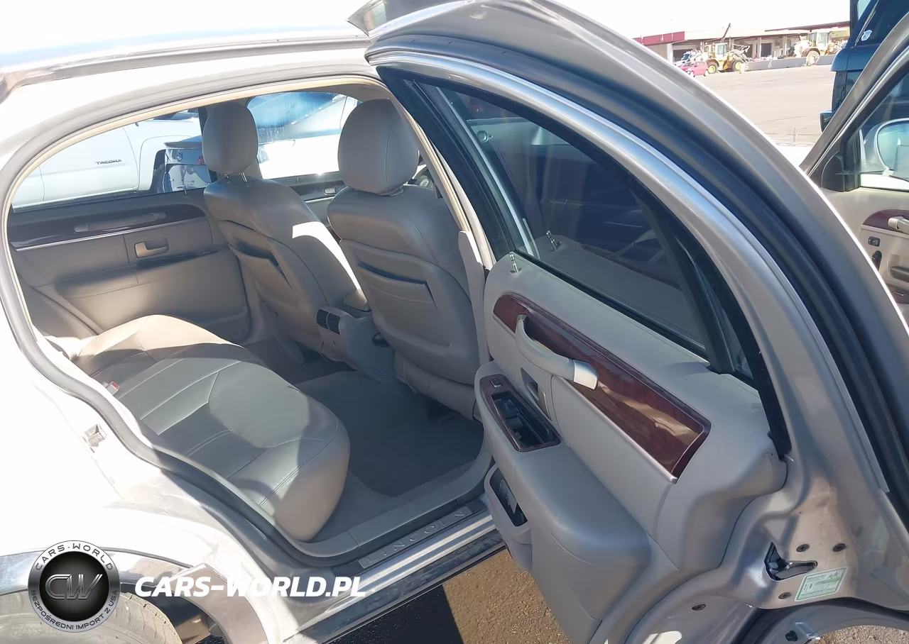 2004 Lincoln Town Car Ultimate VIN:1LNHM83W34Y649929 - 8