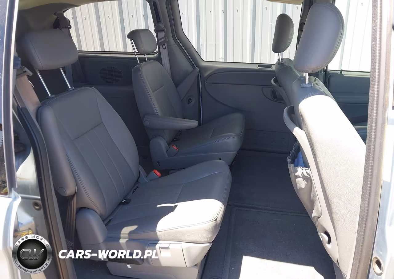 2005 Chrysler Town & Country Touring VIN:2C4GP54L15R194806 - 8