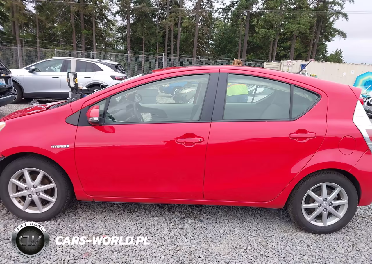 2013 Toyota Prius C Four VIN:JTDKDTB32D1052915 - 15