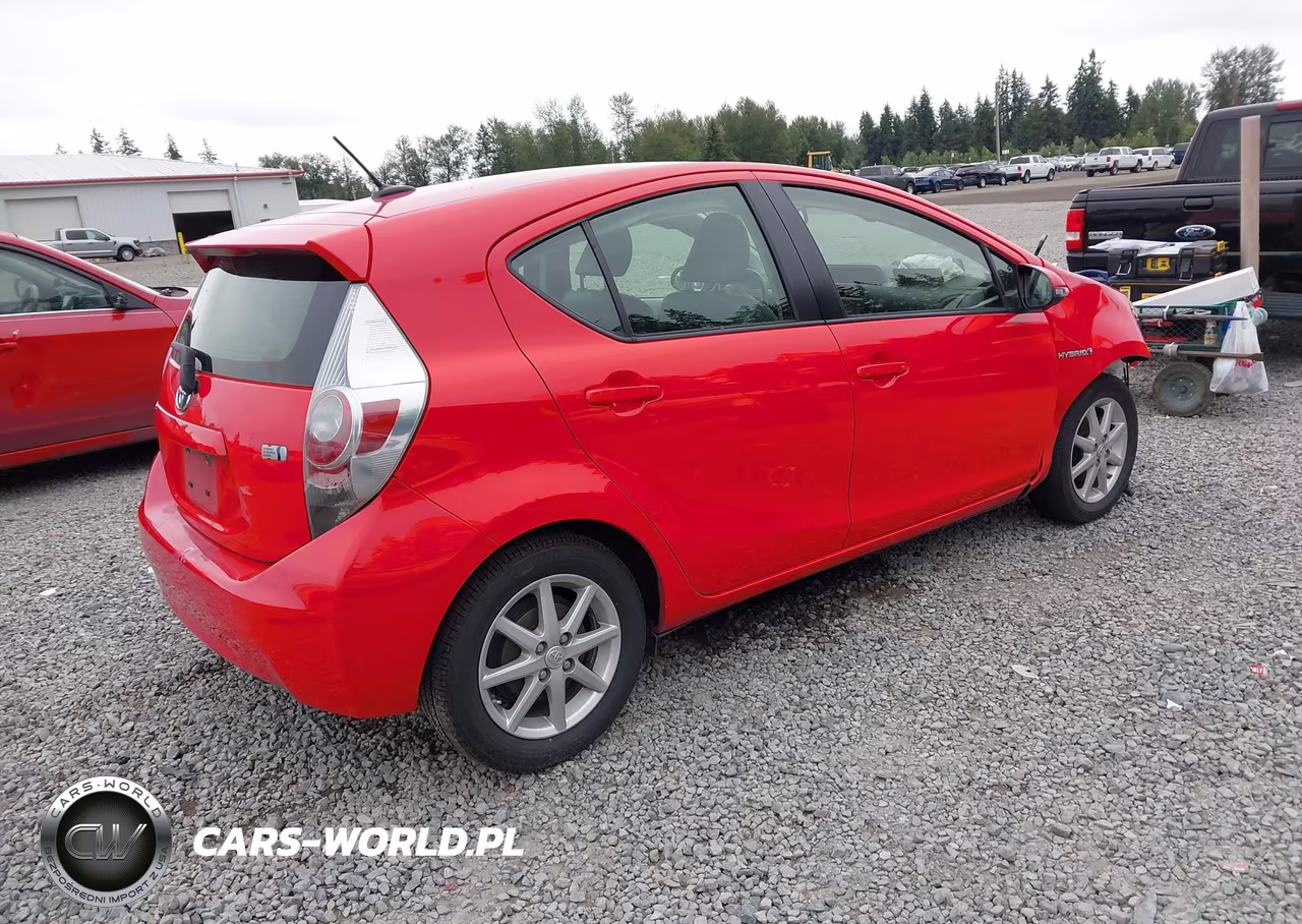 2013 Toyota Prius C Four VIN:JTDKDTB32D1052915 - 4