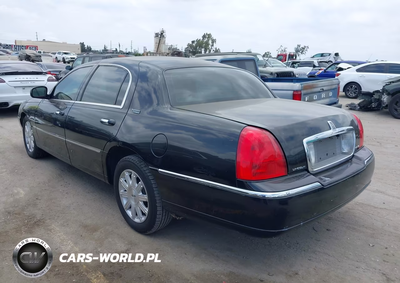2011 Lincoln Town Car Signature Limited VIN:2LNBL8CV9BX751717 - 3