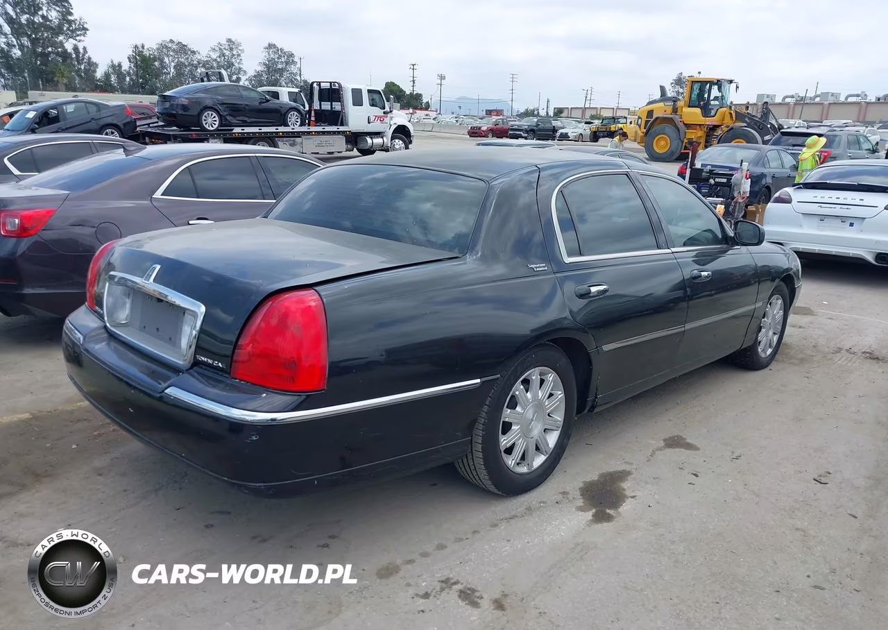 2011 Lincoln Town Car Signature Limited VIN:2LNBL8CV9BX751717 - 4