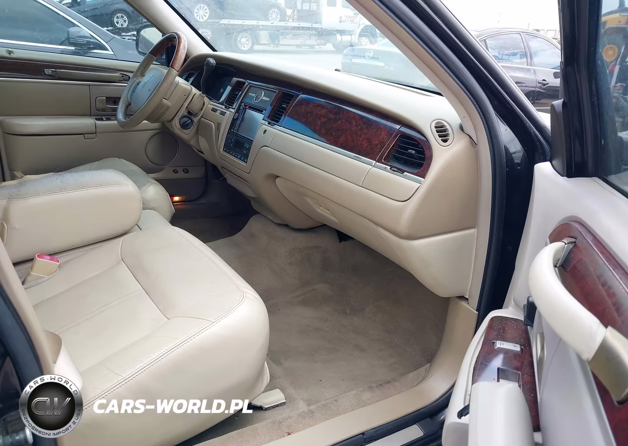 2011 Lincoln Town Car Signature Limited VIN:2LNBL8CV9BX751717 - 5