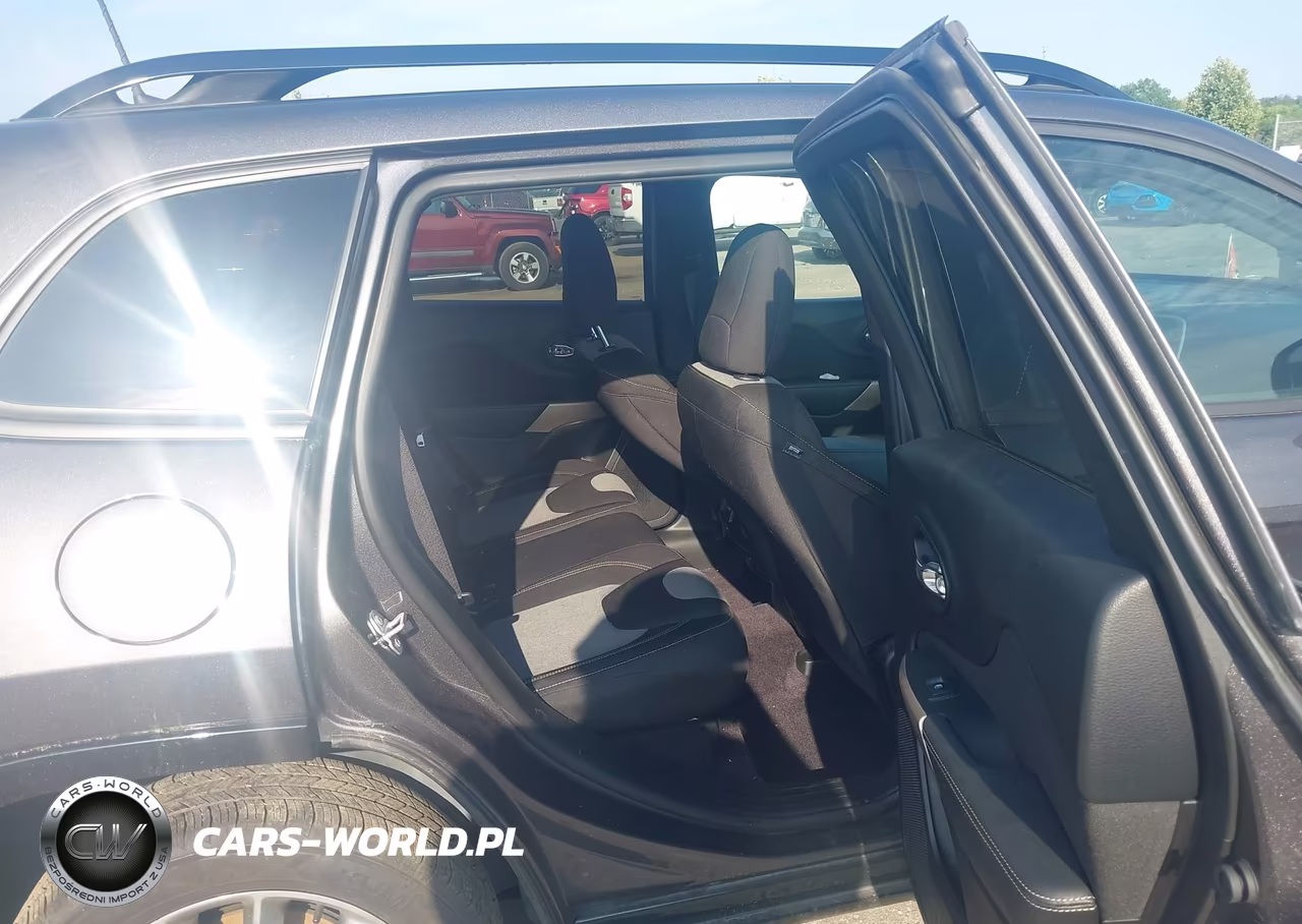 2018 Jeep Cherokee Latitude Tech Connect Fwd VIN:1C4PJLCX1JD587714 - 8