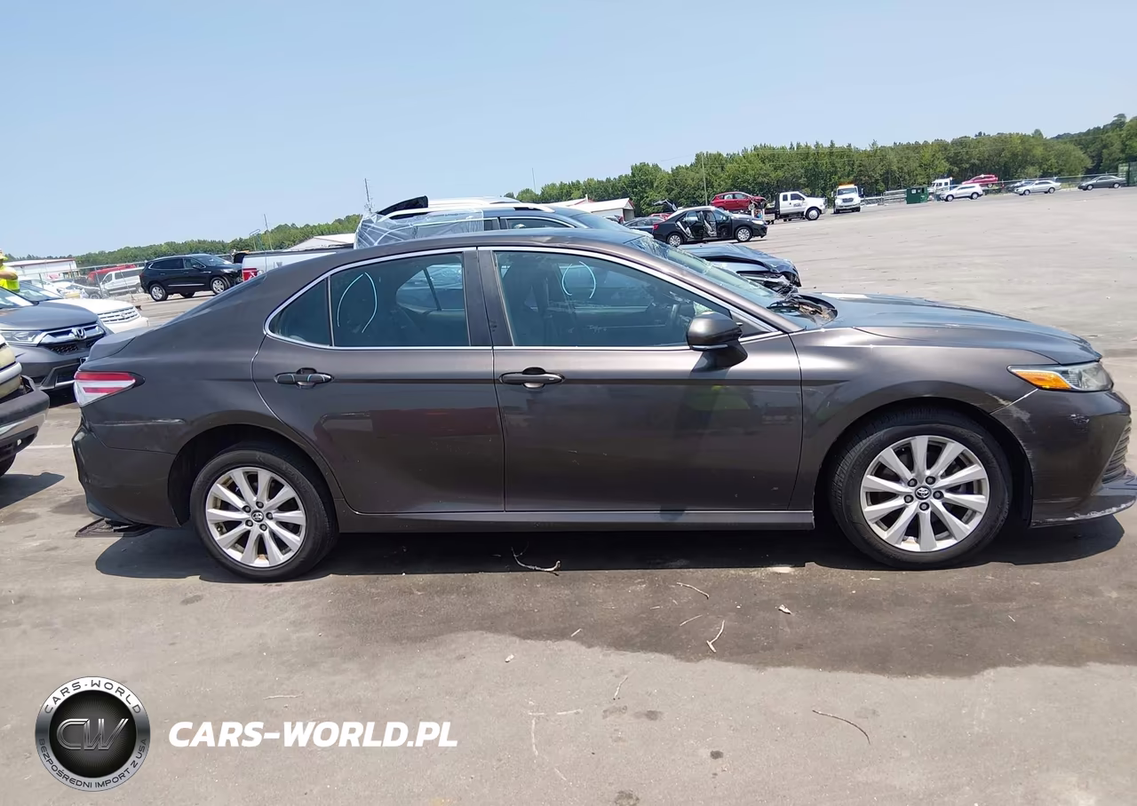 2018 Toyota Camry Le VIN:4T1B11HK1JU598932 - 13