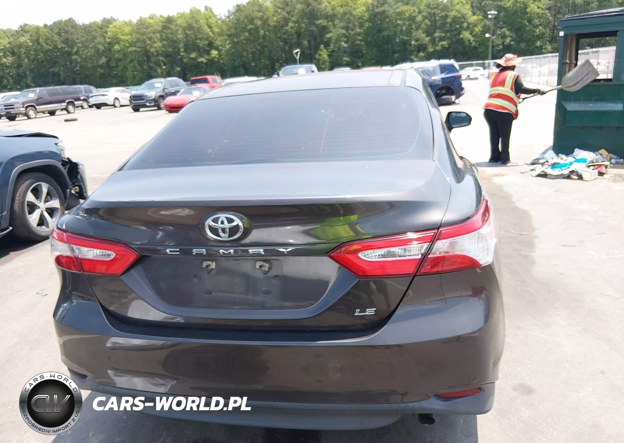 2018 Toyota Camry Le VIN:4T1B11HK1JU598932 - 16