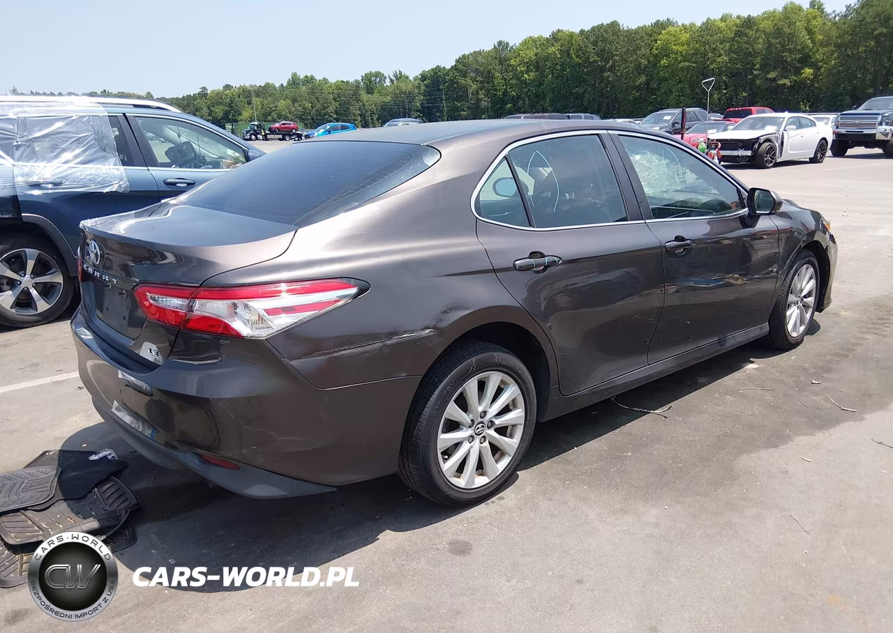 2018 Toyota Camry Le VIN:4T1B11HK1JU598932 - 4