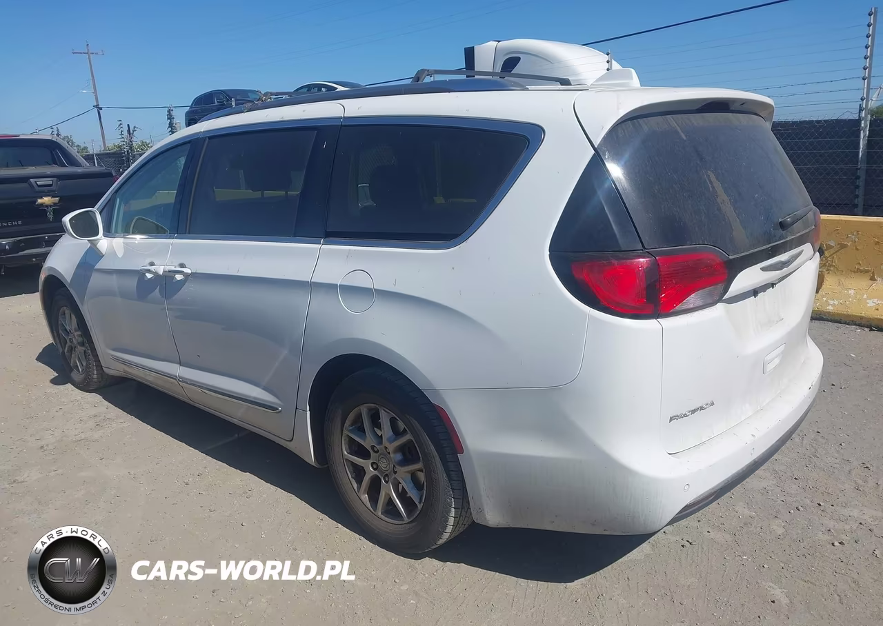 2020 Chrysler Pacifica Touring L VIN:2C4RC1BGXLR268577 - 3
