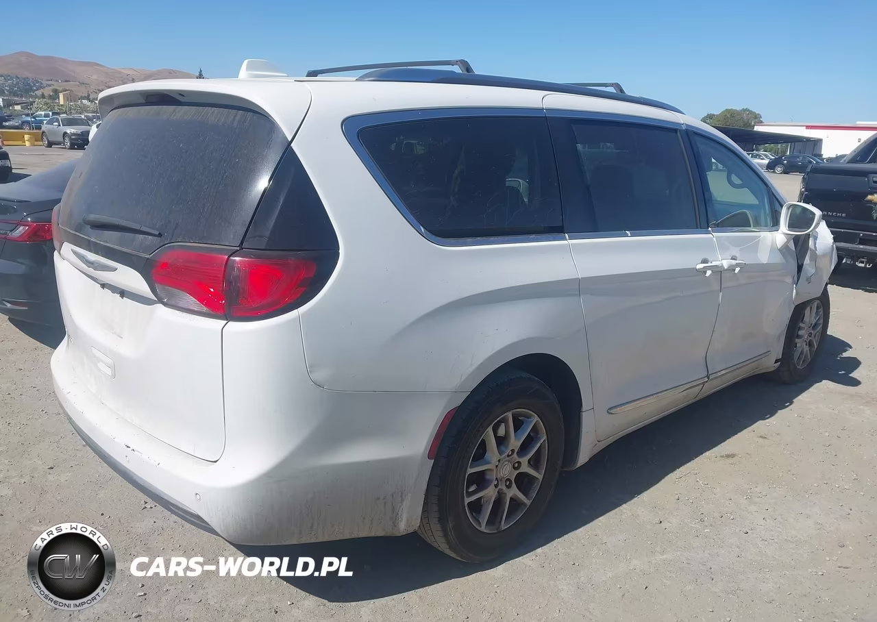 2020 Chrysler Pacifica Touring L VIN:2C4RC1BGXLR268577 - 4