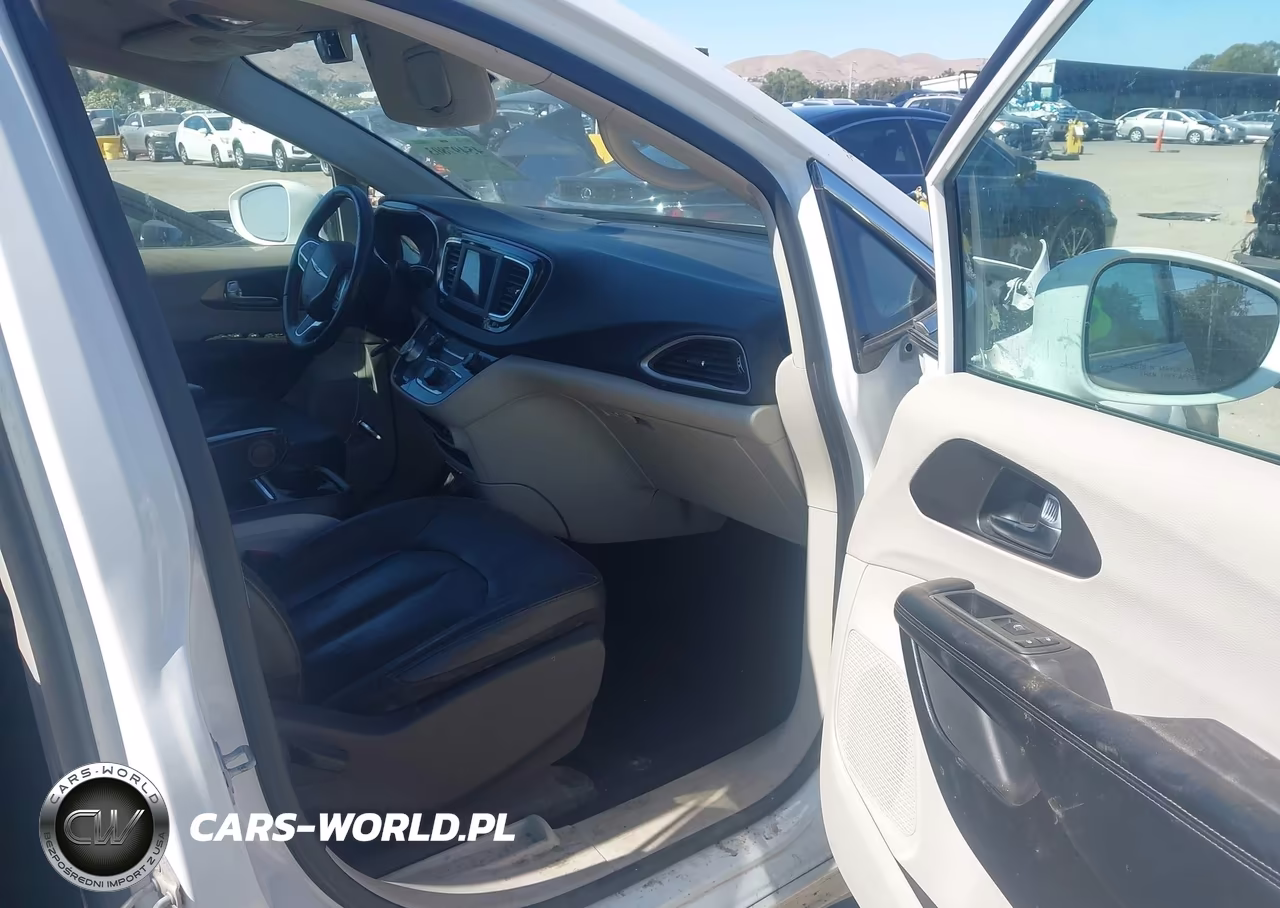 2020 Chrysler Pacifica Touring L VIN:2C4RC1BGXLR268577 - 5