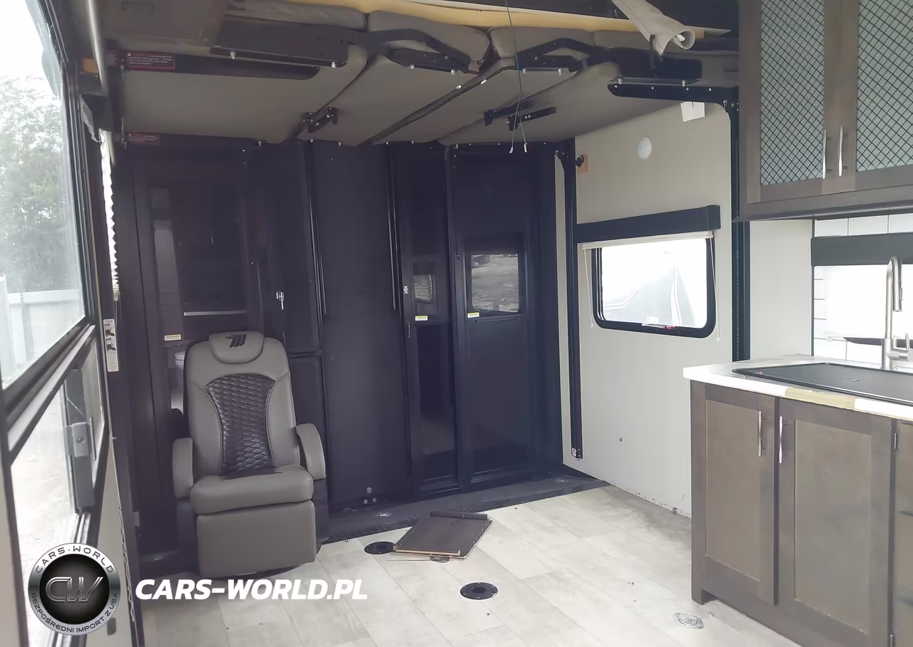 2021 Grand Design Model 21G Toy Hauler VIN:573TM2728M1214845 - 8