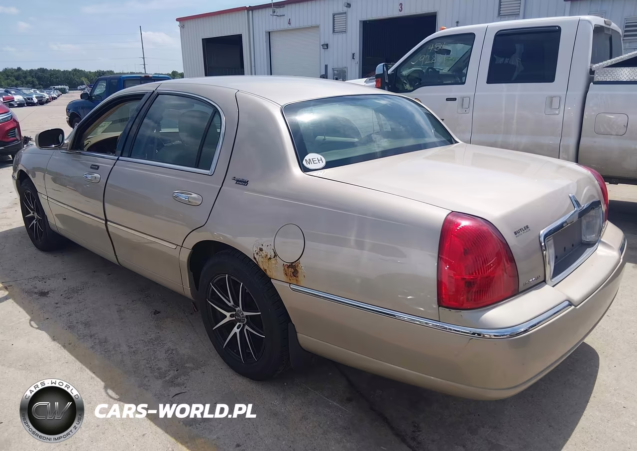 2007 Lincoln Town Car Signature Limited VIN:1LNHM82V37Y609752 - 3