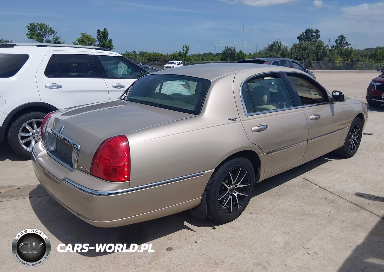2007 Lincoln Town Car Signature Limited VIN:1LNHM82V37Y609752 - 4