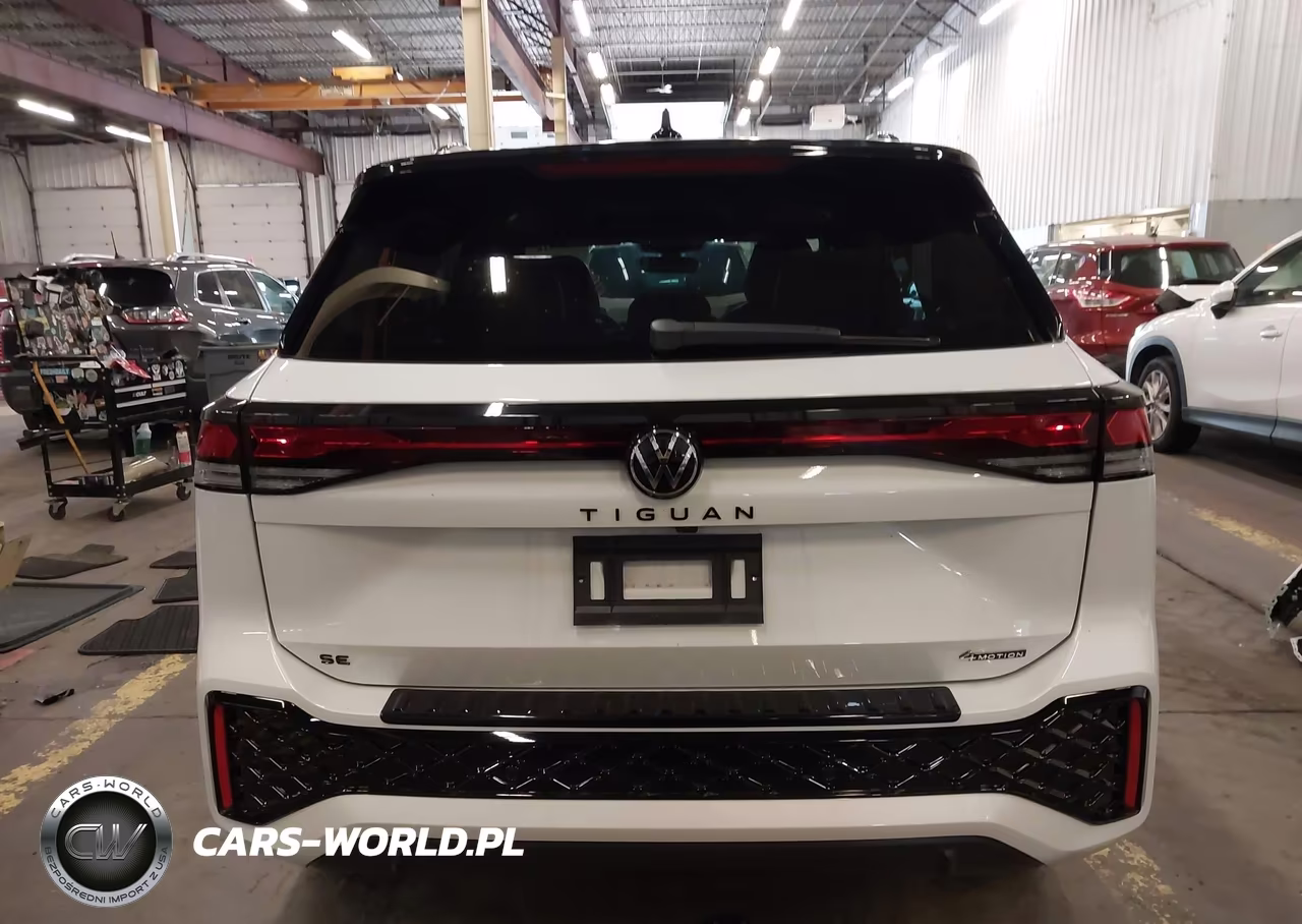 2025 Volkswagen Tiguan 2.0T Se R-Line Black VIN:3VVGR7RM8SM071922 - 17