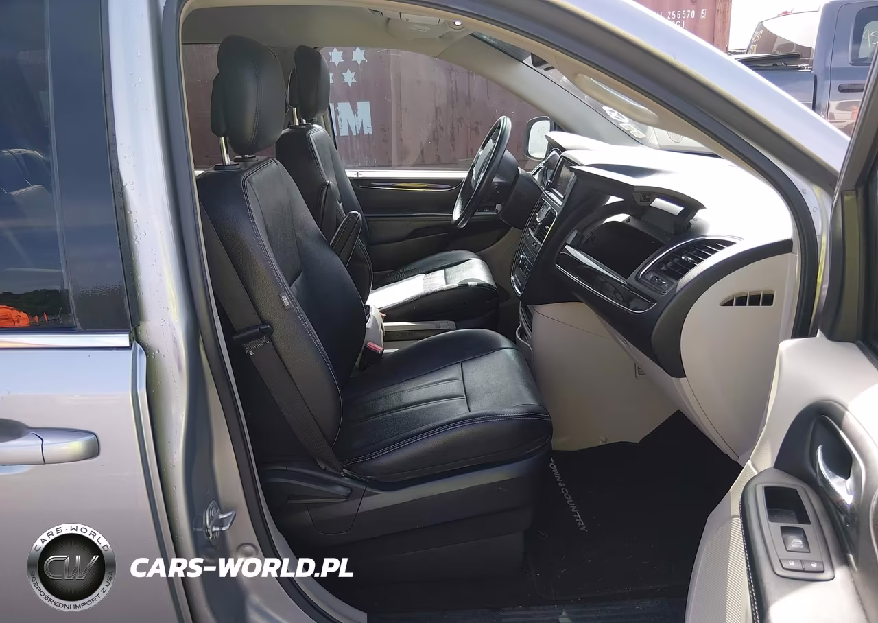 2016 Chrysler Town & Country Touring VIN:2C4RC1BG2GR294452 - 5