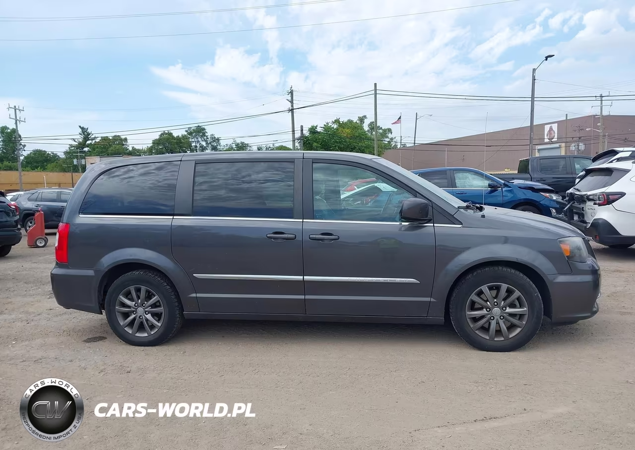 2015 Chrysler Town & Country S VIN:2C4RC1HG8FR521617 - 13