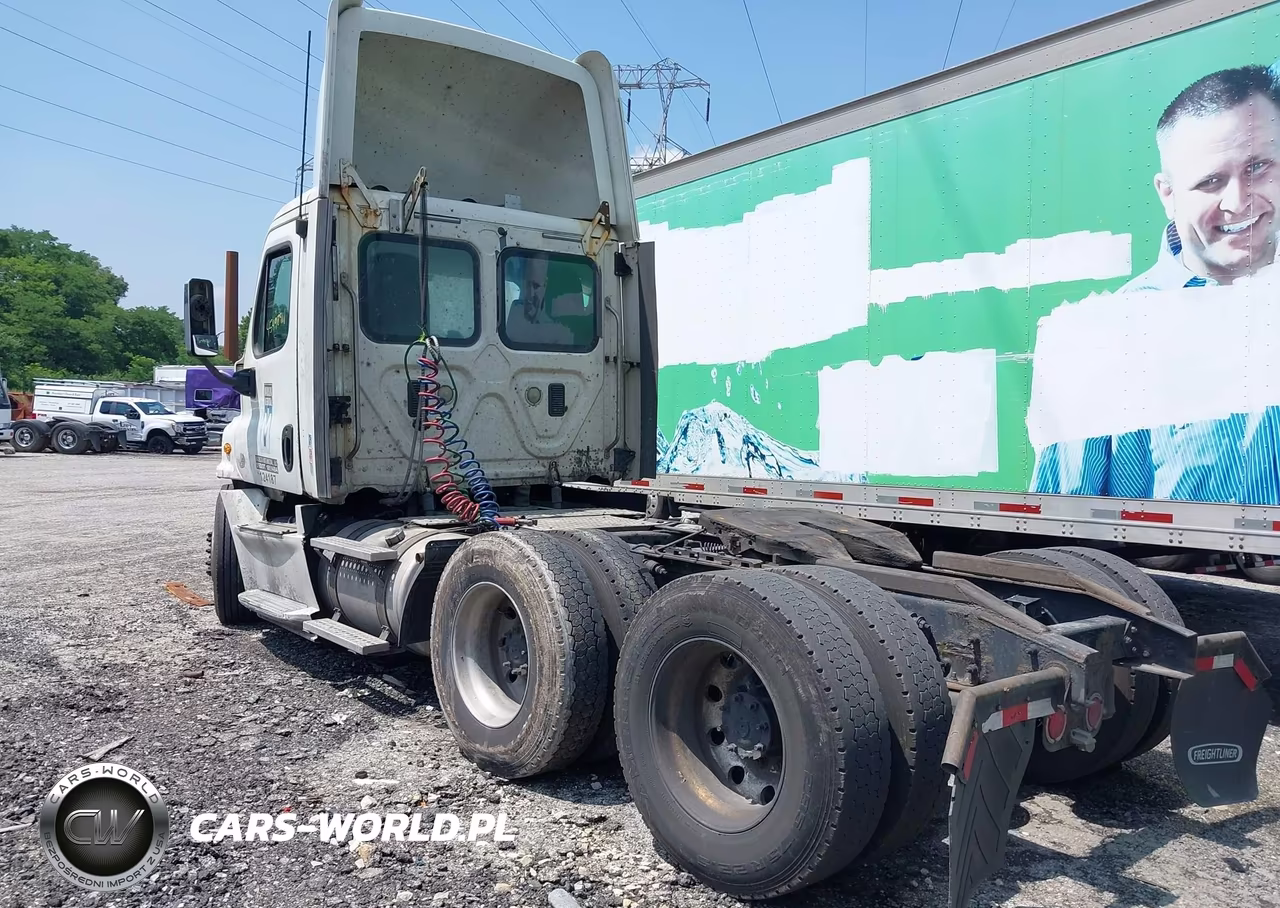 2013 Freightliner Cascadia 125 VIN:1FUJGEBG6DLFB1117 - 3