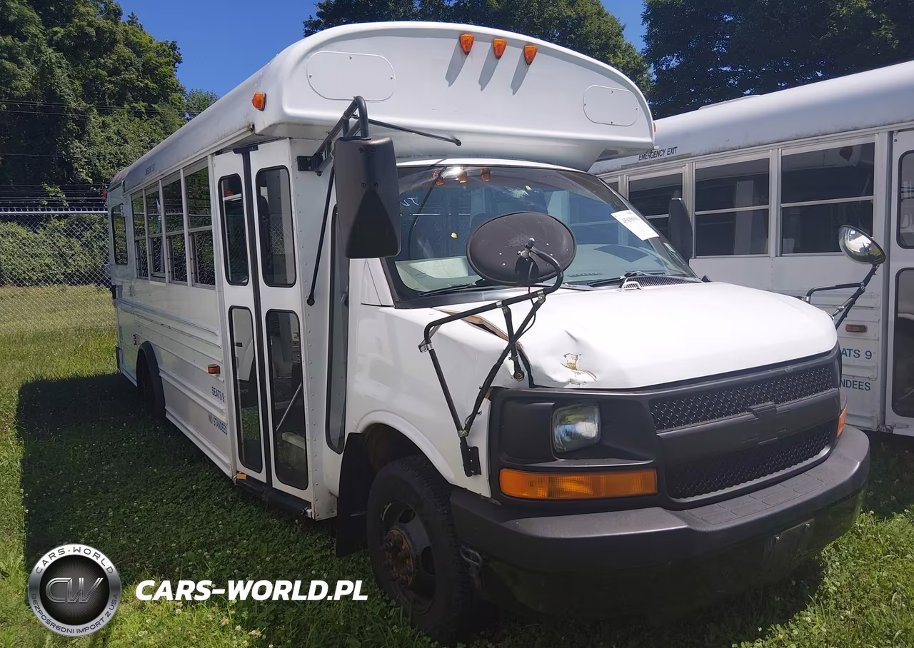 2004 Chevrolet Express Cutaway Base W-C7L-C7N