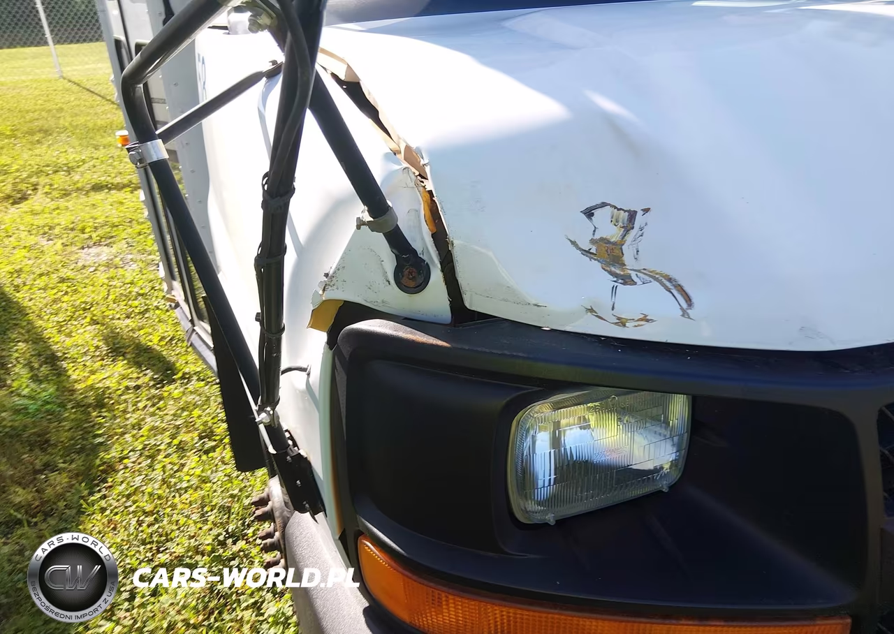 2004 Chevrolet Express Cutaway Base W-C7L-C7N VIN:1GBJG31U441245035 - 12