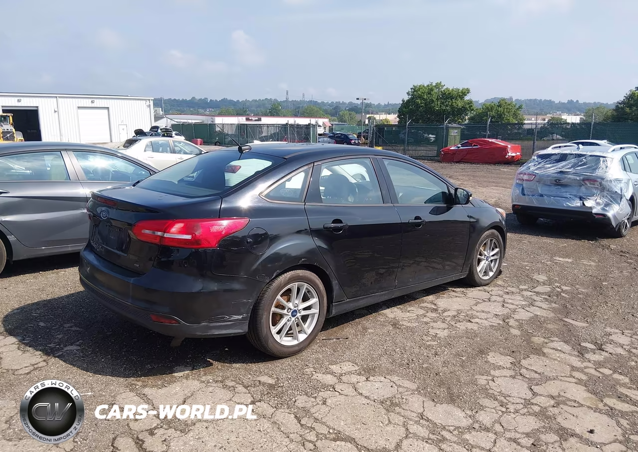 2017 Ford Focus Se VIN:1FADP3F25HL335844 - 4