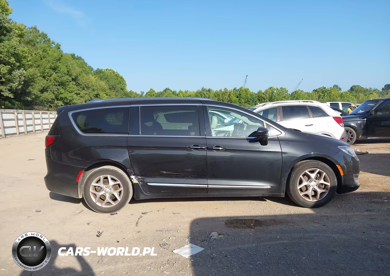 2017 Chrysler Pacifica Touring-L Plus VIN:2C4RC1EG7HR679406 - 13