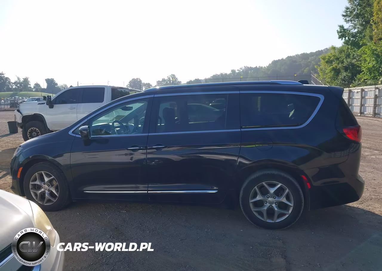 2017 Chrysler Pacifica Touring-L Plus VIN:2C4RC1EG7HR679406 - 14