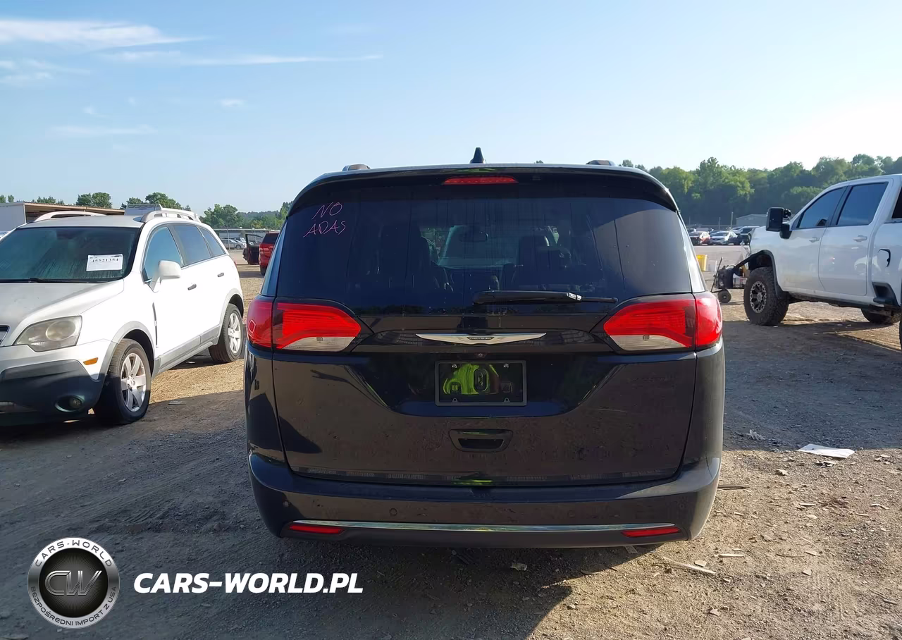 2017 Chrysler Pacifica Touring-L Plus VIN:2C4RC1EG7HR679406 - 16