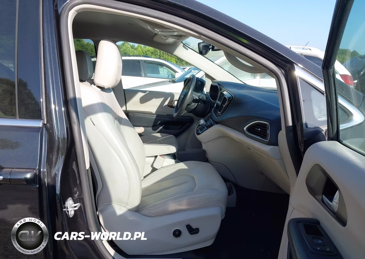 2017 Chrysler Pacifica Touring-L Plus VIN:2C4RC1EG7HR679406 - 5